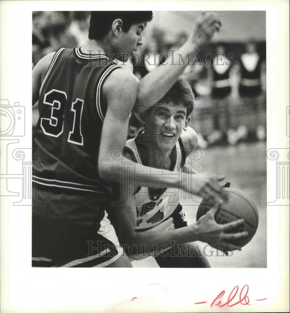 1988 Press Photo Victor Ochoa tries to cage Brian Sparrow during basketball game - Historic Images