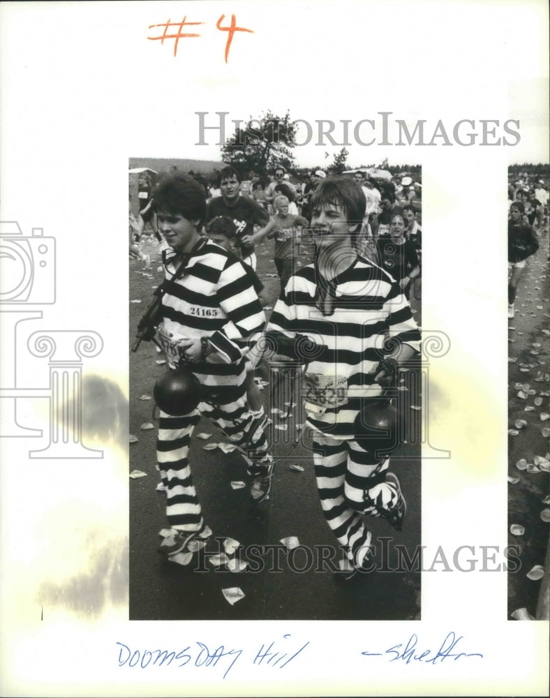 1986 Press Photo Bloomsday runners dressed in prison apparel with ball and chain - Historic Images