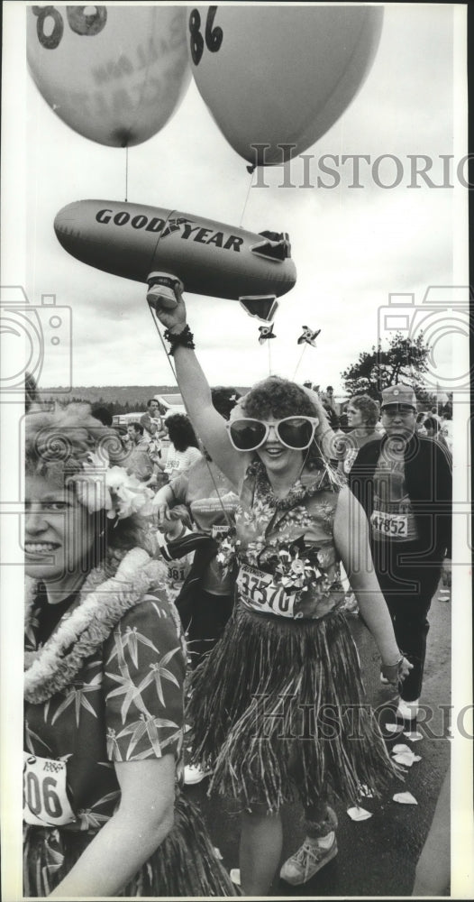 1986 Press Photo Elaborately costumed Bloomsday runners on Doomsday Hill- Historic Images