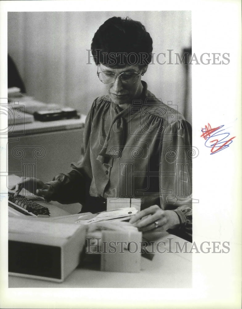 1987 Press Photo Bloomsday data entry operator Jan Lowell - sps19907- Historic Images