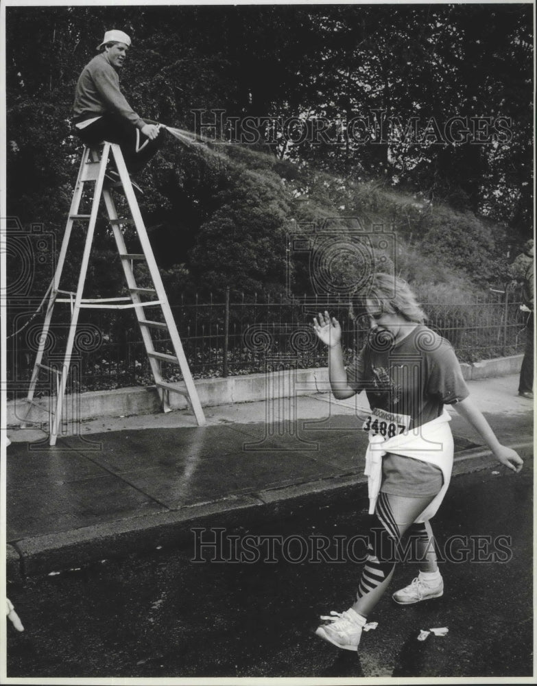1988 Press Photo Bloomsday runner gets refreshed from Oxrieder&#39;s garden hose - Historic Images