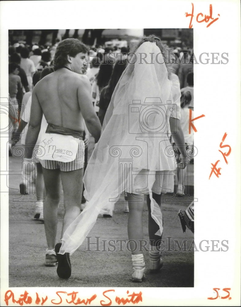 1989 Press Photo Bloomsday running couple dressed up to say &quot;just married&quot; - Historic Images