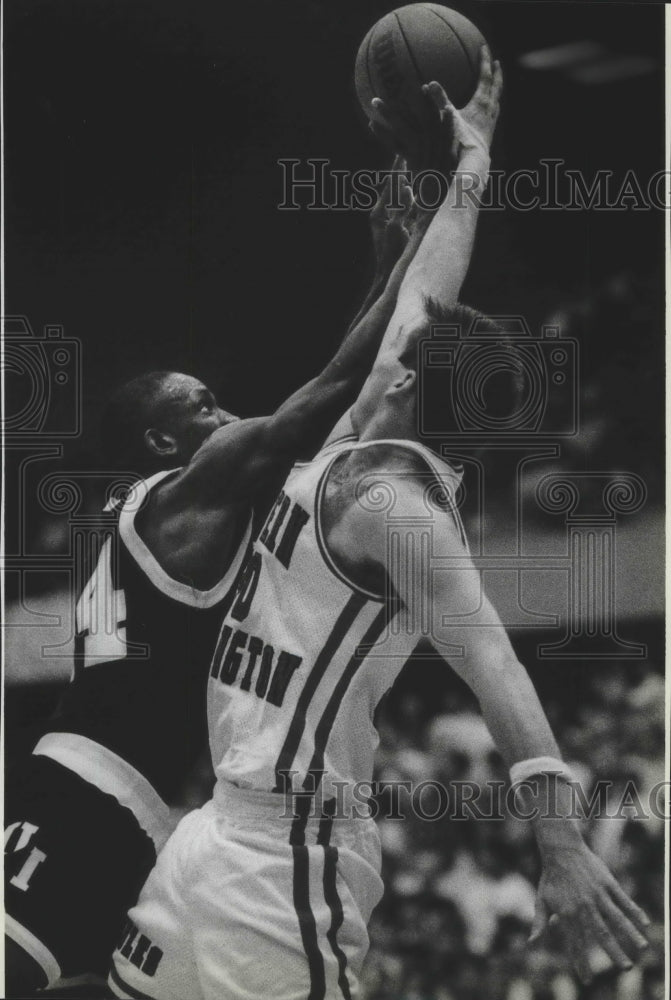 1991 Press Photo Idaho&#39;s Ricardo Boyd (left) jumps for basketball against Olson-Historic Images