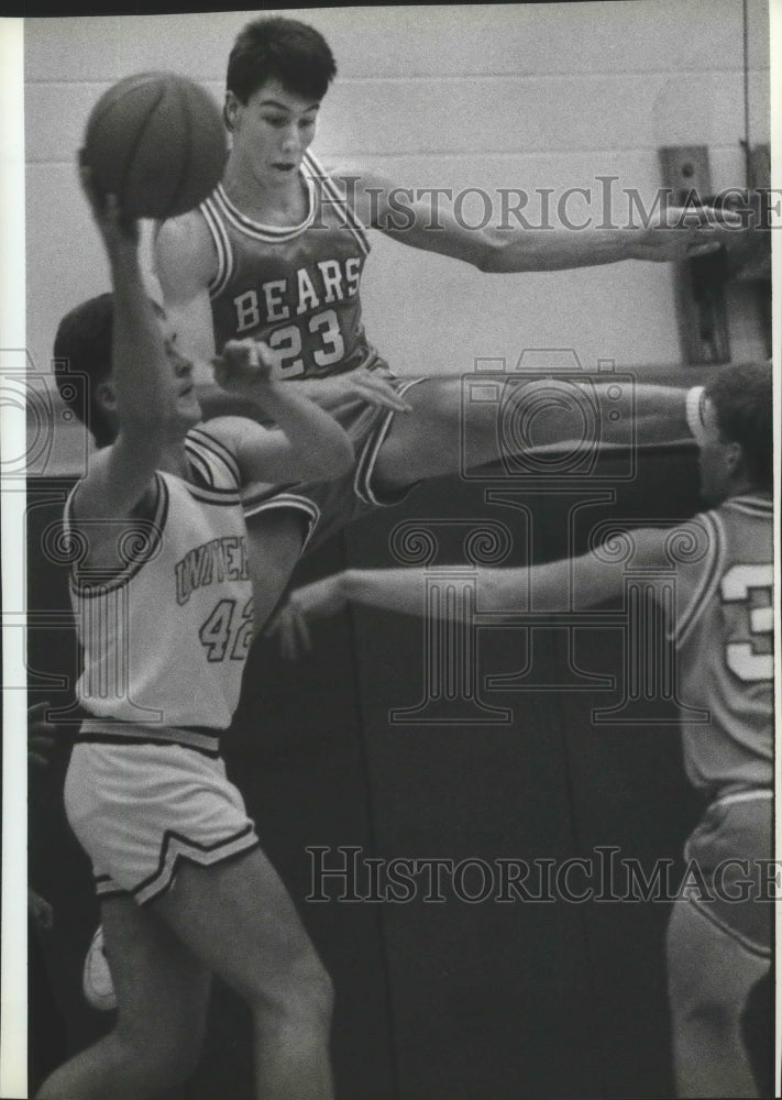 1990 Press Photo Basketball-Shawn Sailing leaps to defend pass of Kelly Asan-Historic Images