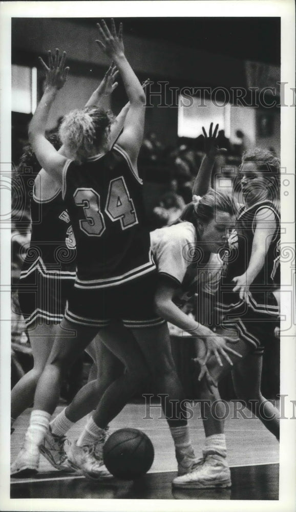 1991 Press Photo Basketball-Kirsti Olson caught by Wenatchee players before fall-Historic Images