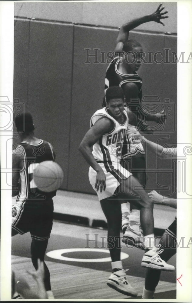 1989 Press Photo Payton (top) and Gonzaga&#39;s Darryl May watch loose basketball - Historic Images