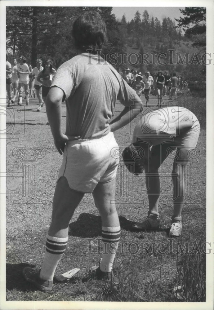 1980 Press Photo Bloomsday runner, Roland Torngren, bent over in pain at 2 miles - Historic Images