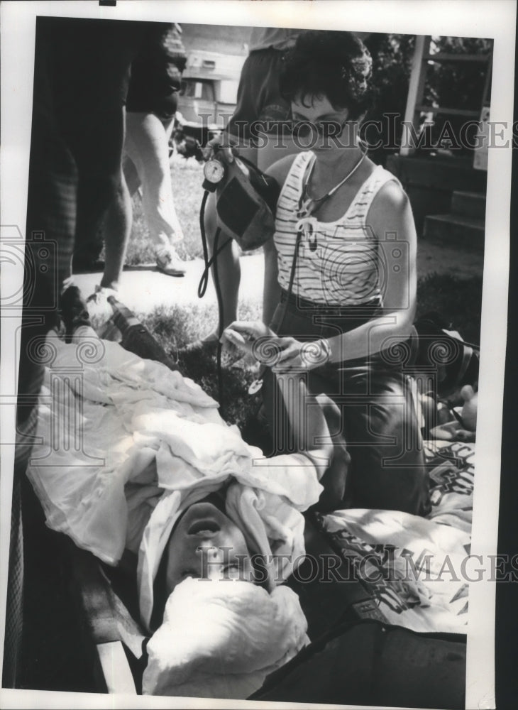 1980 Press Photo Bloomsday first aid worker taking runner&#39;s blood pressure/pulse - Historic Images