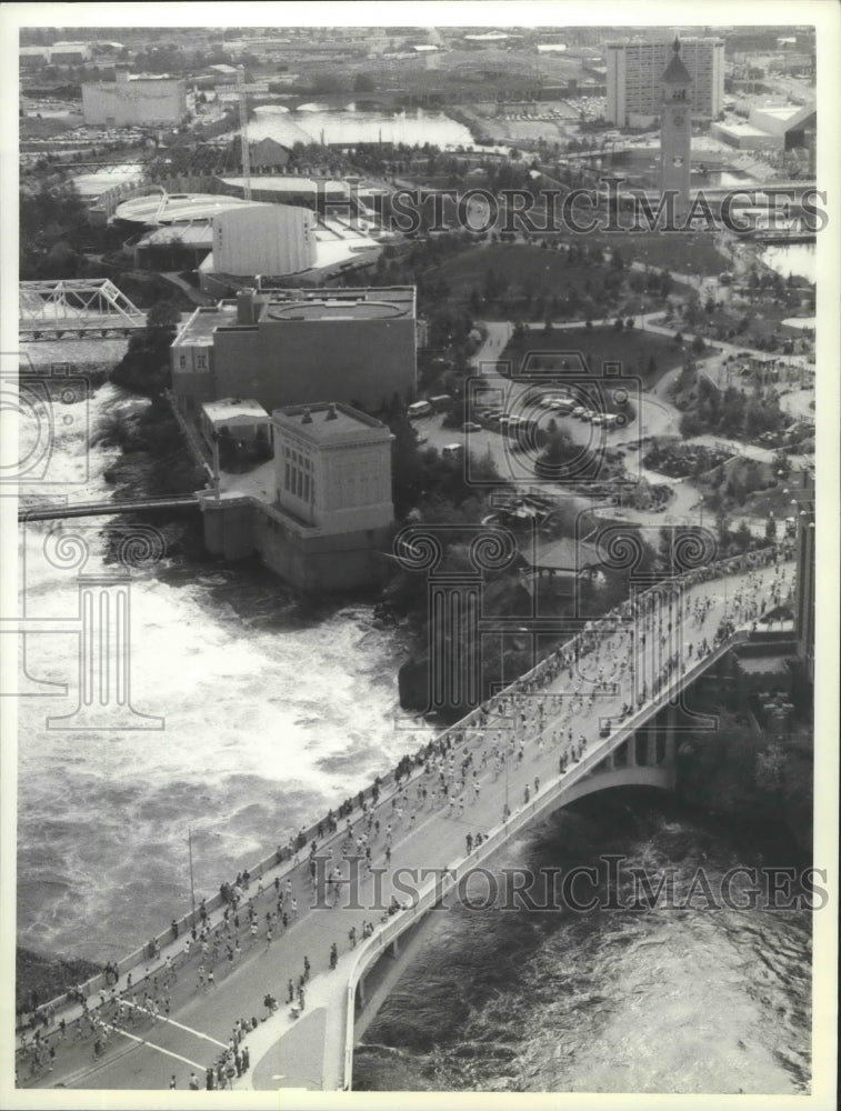 1981 Press Photo Bloomsday runners crossing over Spokane Port Street bridge- Historic Images