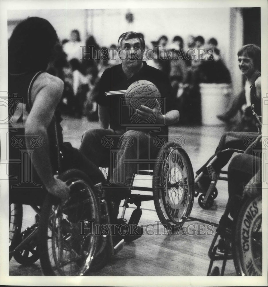 1984 Press Photo Archie Russell-Spokane Cyclones, wheelchair basketball action - Historic Images