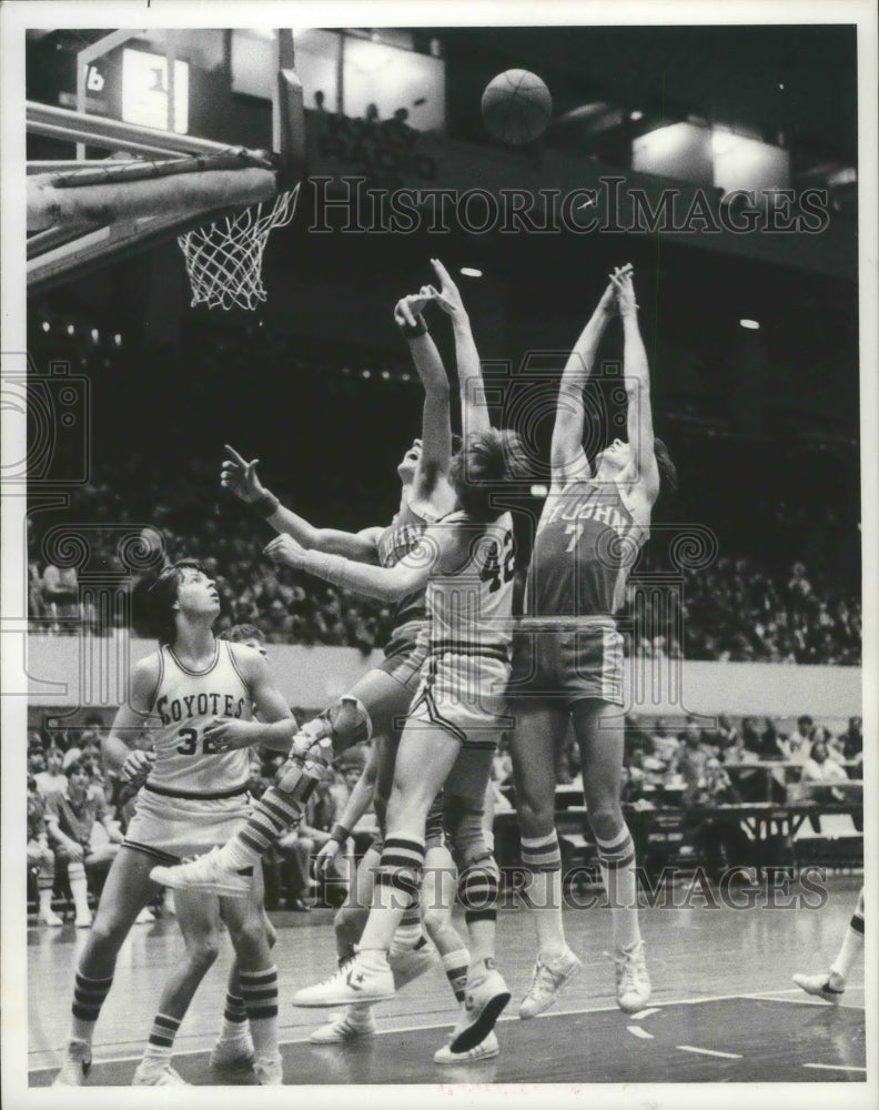 1978 Press Photo Larry Kaminsky Is Sandwiched While Trying to Get the Rebound - Historic Images