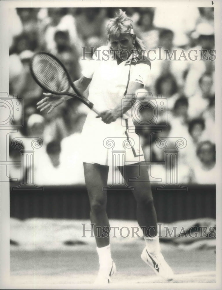 1989 Press Photo Martina Navratilova, tennis star, blasts a backhand tennis shot- Historic Images