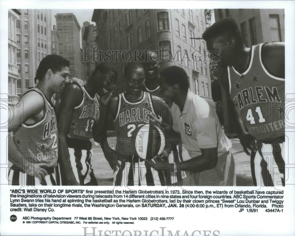 1991 Press Photo ABC Sports commentator Lynn Swann with the Harlem Globetrotters - Historic Images