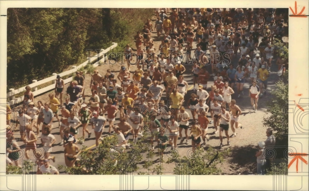 1983 Press Photo Bloomsday Participants Running Along a Road - sps20249 - Historic Images