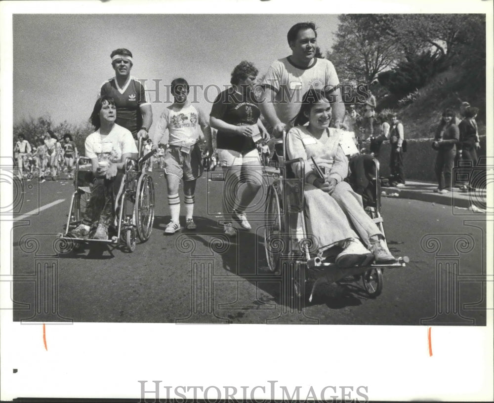 1982 Press Photo Bloomsday Volunteers Larry Hansel and Paul Manly Assist Racers - Historic Images