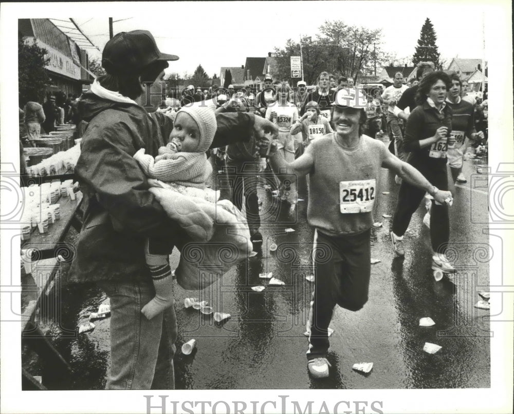 1984 Press Photo Bloomsday Volunteers Trevor and Casey Gomaz at the Aid Station- Historic Images