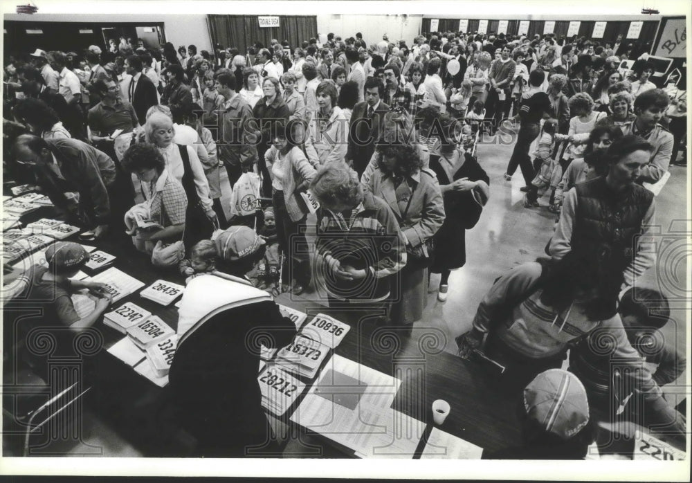 1984 Press Photo Bloomsday Participants Signing Up for Their Numbers - sps20264- Historic Images