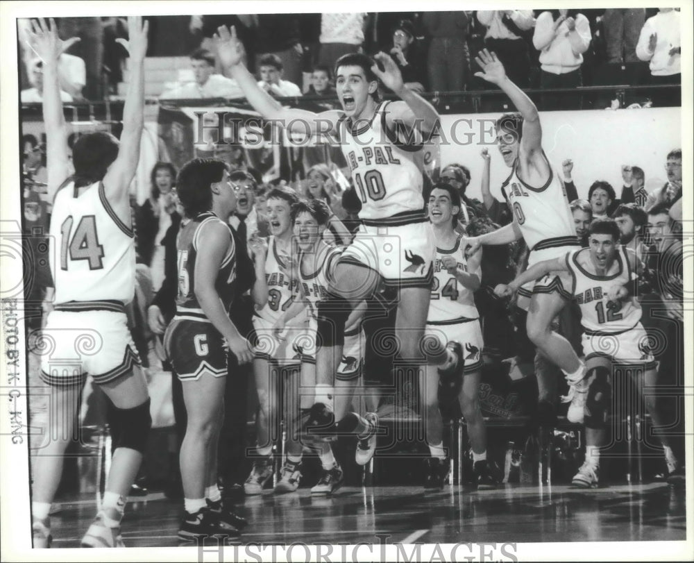 1990 Press Photo Craig Brantner the cheers of basketball Garfield-Palouse win-Historic Images