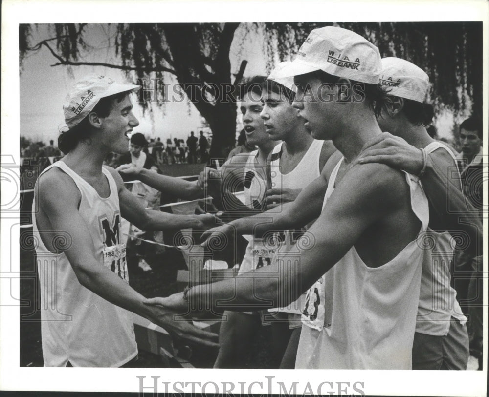 1998 Press Photo GSL-Chris Lewis Greets Teammates in State Champion Celebration-Historic Images