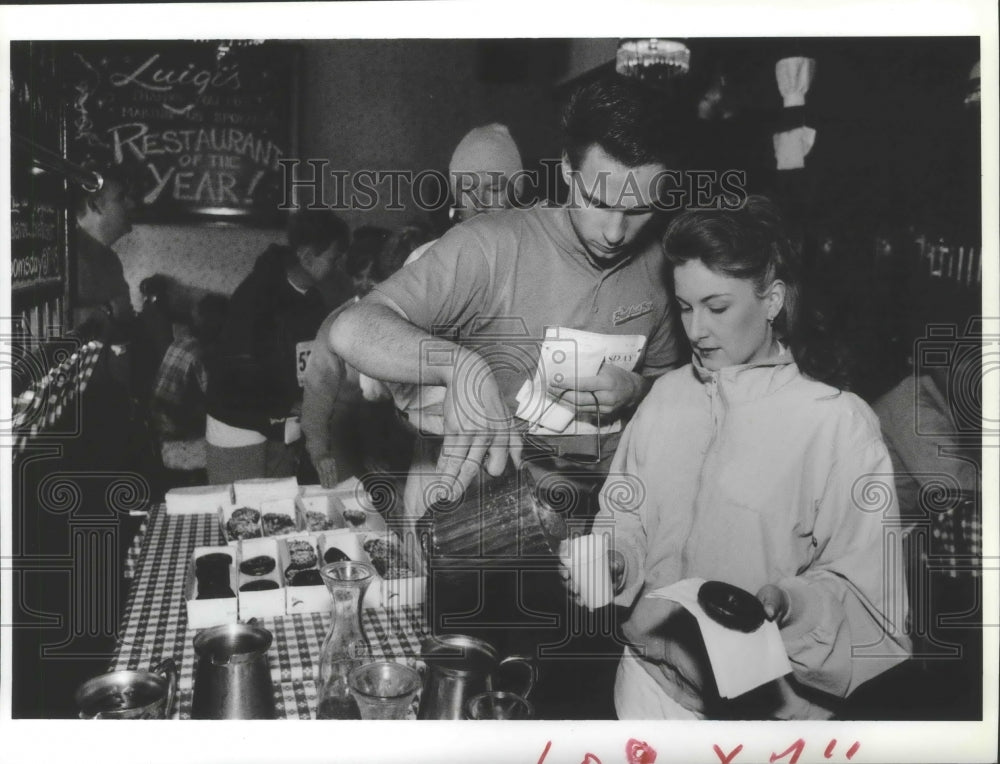 1994 Press Photo Todd DeWees and Renee Reed at Luigi&#39;s before Bloomsday race.-Historic Images