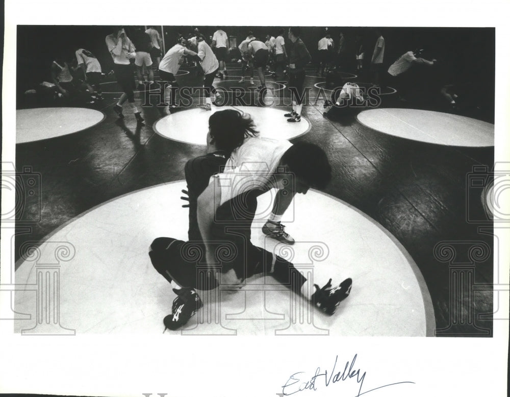 1994 Press Photo East Valley High wrestlers practice with coach Mark Perry- Historic Images