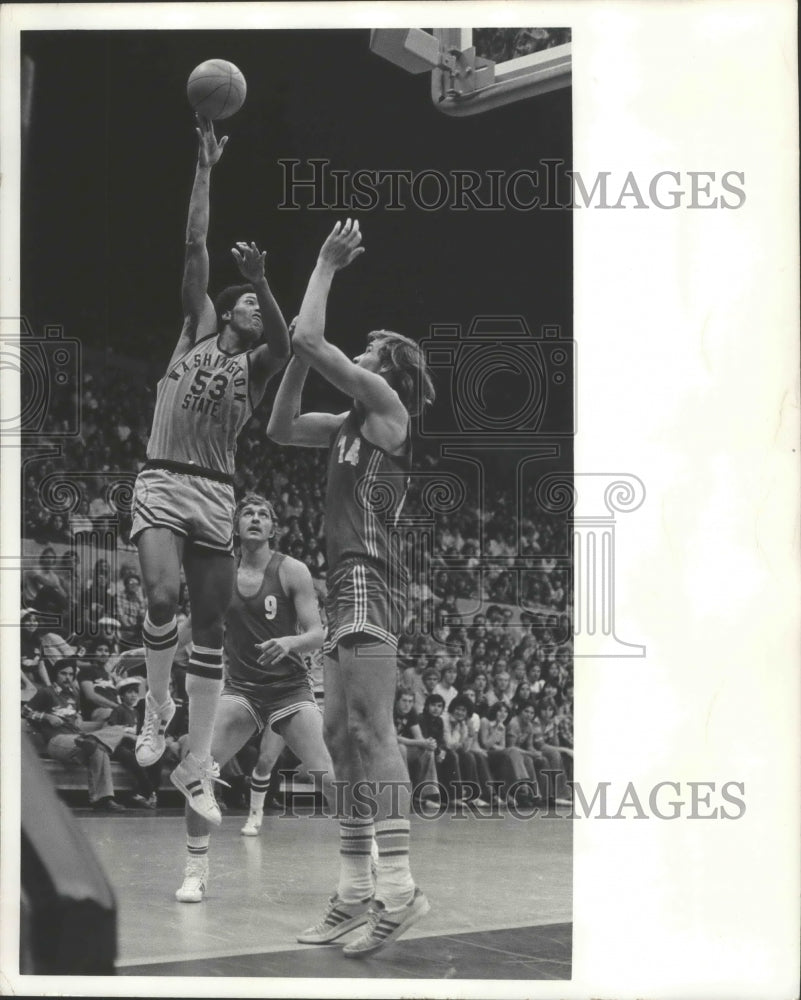 1977 Press Photo WSU Stuart House Throws the Basketball in an Attempt to Score - Historic Images