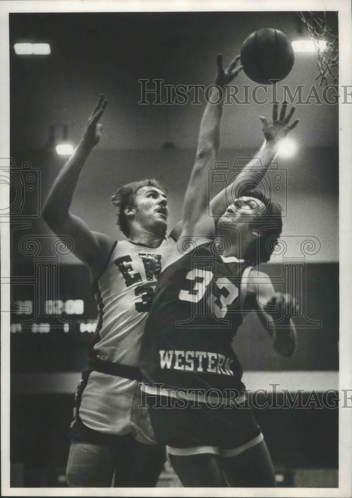 1979 Press Photo Gary Barnett and Greg Bauela Struggle to Get the Basketball - Historic Images