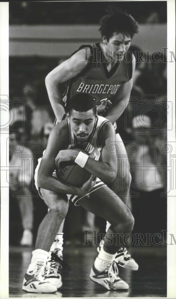 1988 Press Photo Upendo Tookas Covers Up the Ball Against Bridgeport Defender - Historic Images