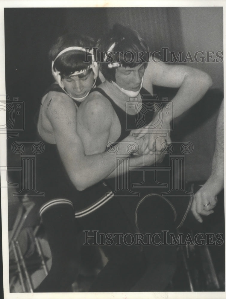 1974 Press Photo Ron Reimer, Evergreen High wrestler, tries to break Franco hold-Historic Images