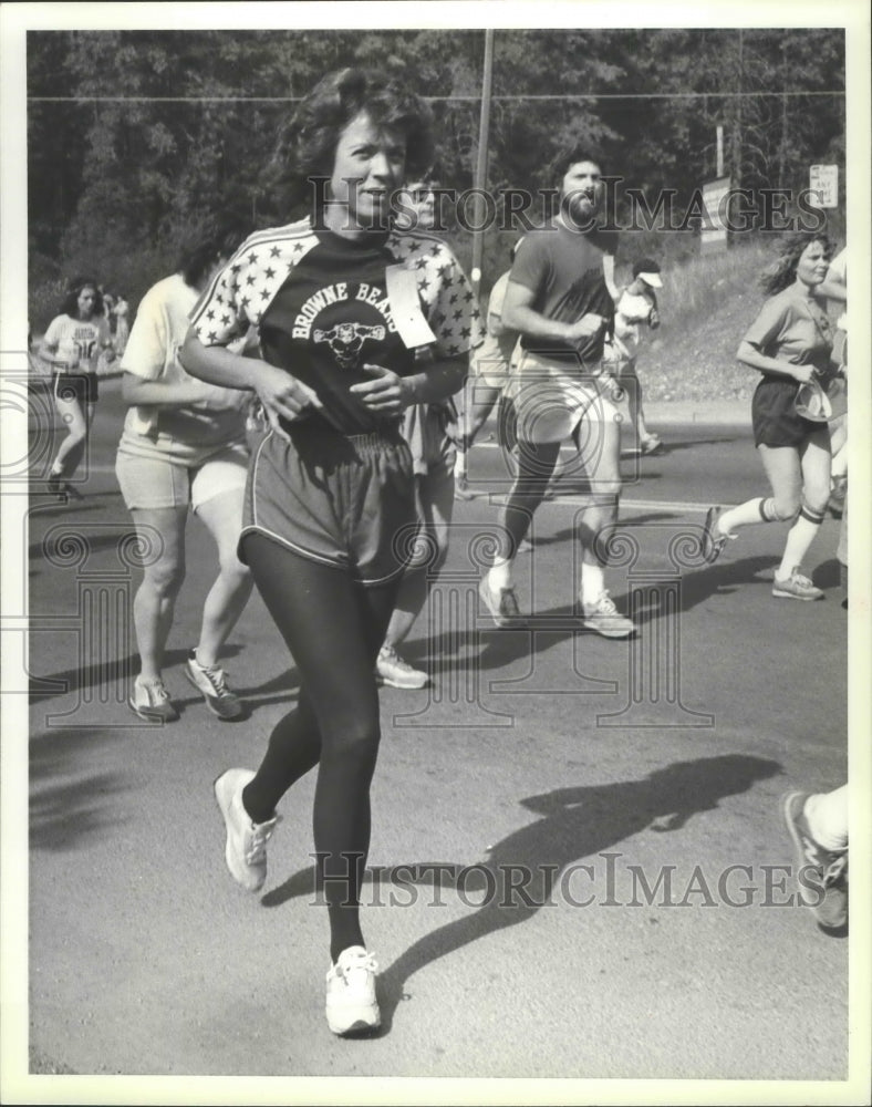 1981 Press Photo Jane Idlof Jogs by the Camera as She Runs the Bloomsday Race - Historic Images