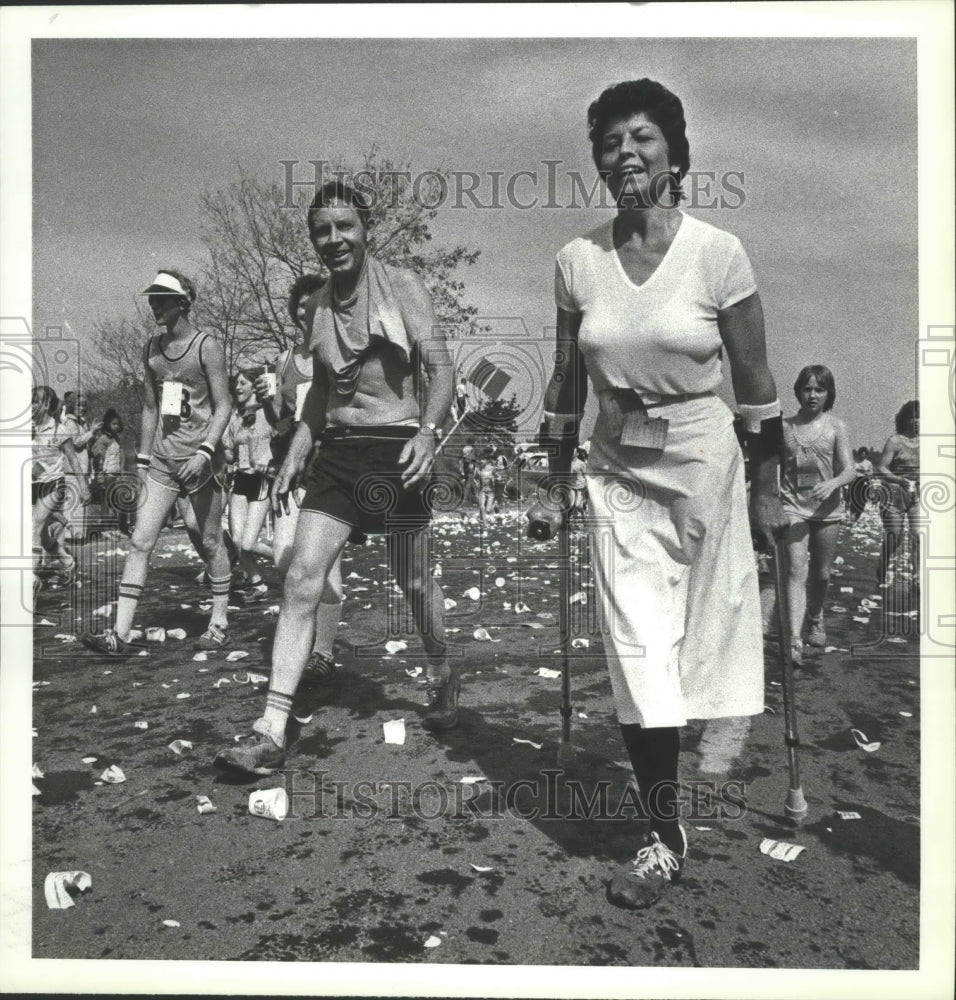 1982 Press Photo Carmen Hasse Crutches Her Way to the Finish of Bloomsday Race- Historic Images