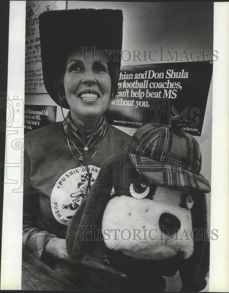 1983 Press Photo Joanne Sneva With Her Cowboy Hat and Stuffed Dog for Bloomsday - Historic Images