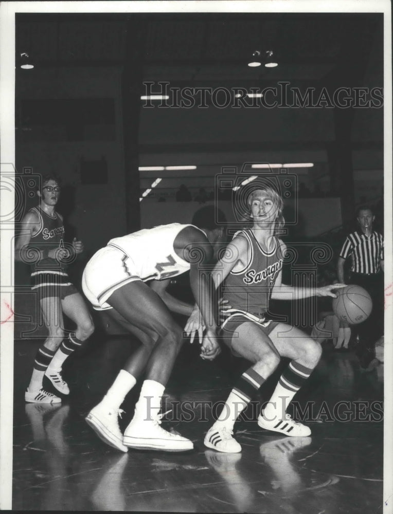 1971 Press Photo EWSC basketball Chris Anderson watch close by GU&#39;s Jerry Roger-Historic Images