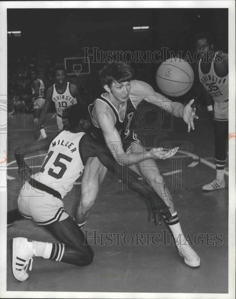 1974 Press Photo WSU and Washington State basketball action - sps20638-Historic Images