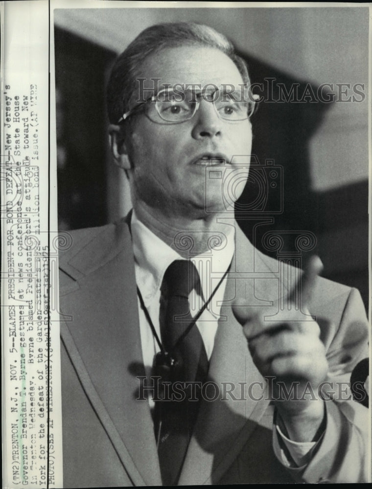 1975 Wire Photo Governor Brendan Byrne speaks at the news conference - Historic Images