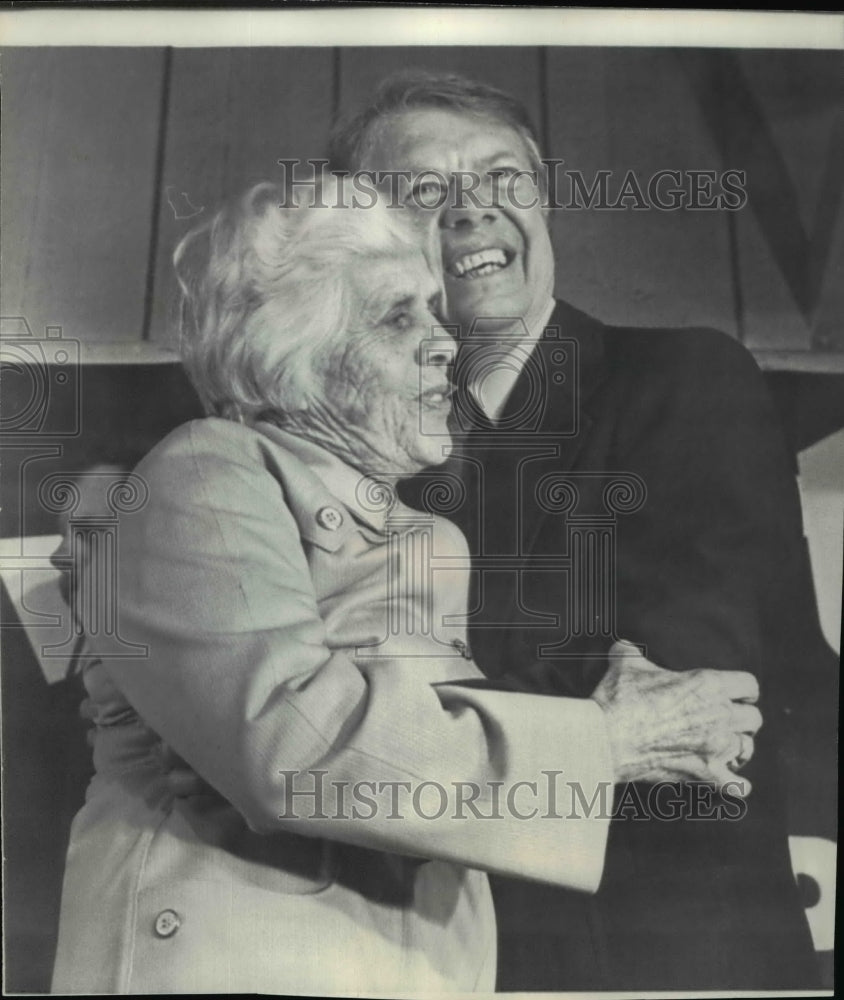 Wire Photo Lil and Jim smile as they hold each other  - Historic Images