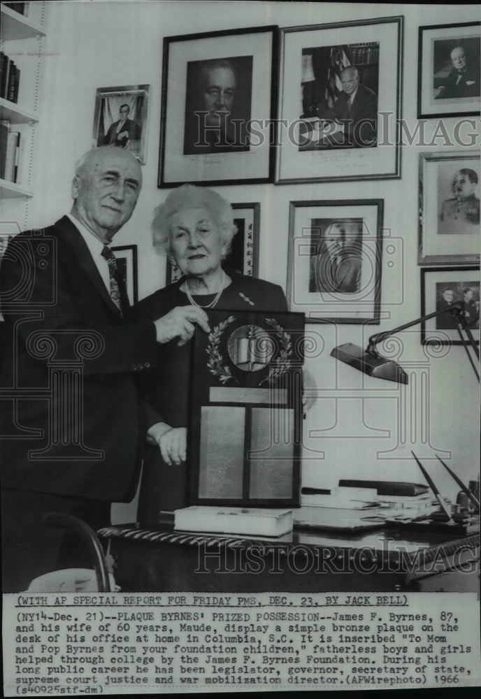 1966 Wire Photo James Byrnes and wife show plaque given by the foundation kids - Historic Images