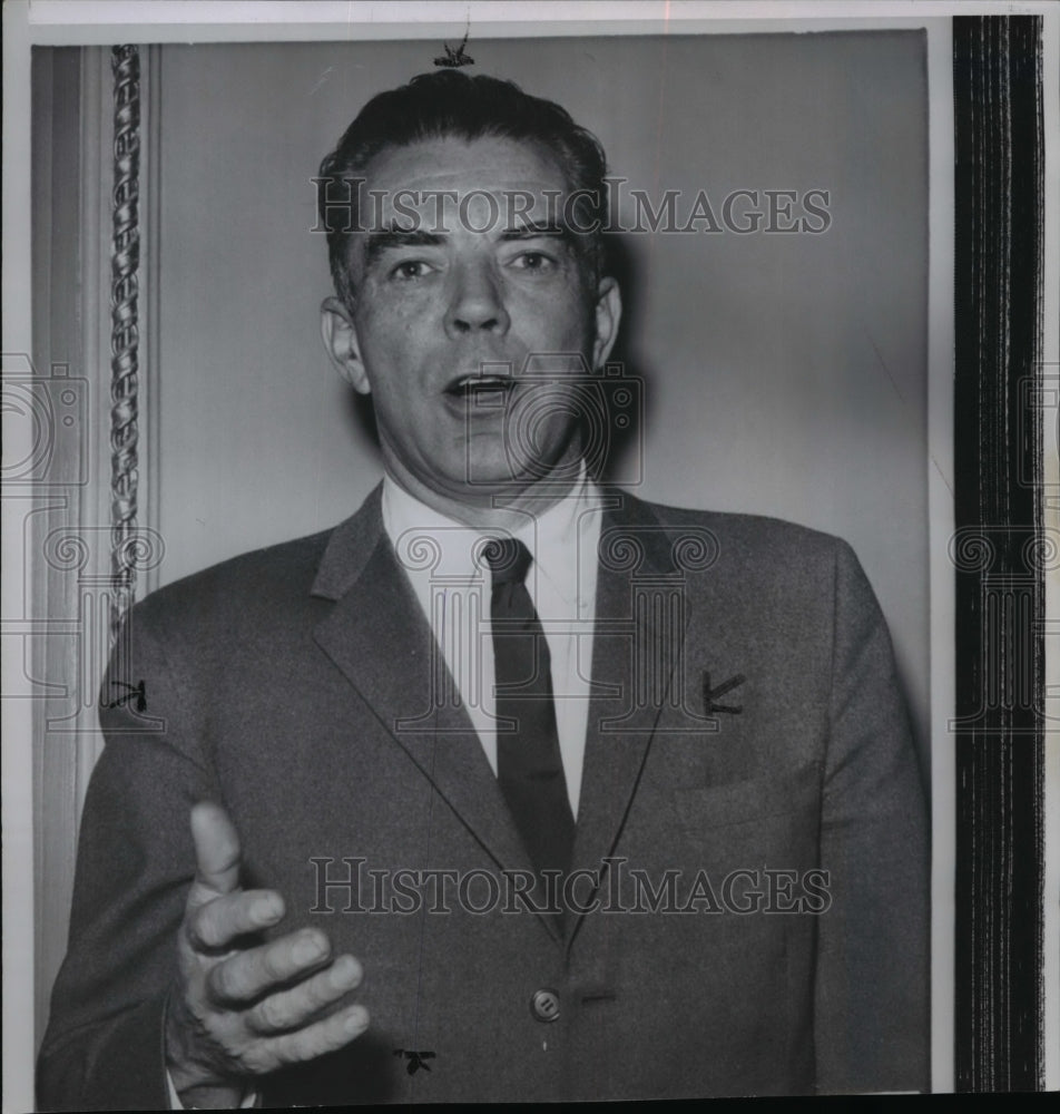 1963 Wire Photo John Byrnes tells House Representatives about selling his stock - Historic Images