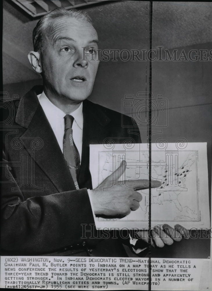 1955 Press Photo Paul Butler points to Indiana on a map showing Democratic trend- Historic Images