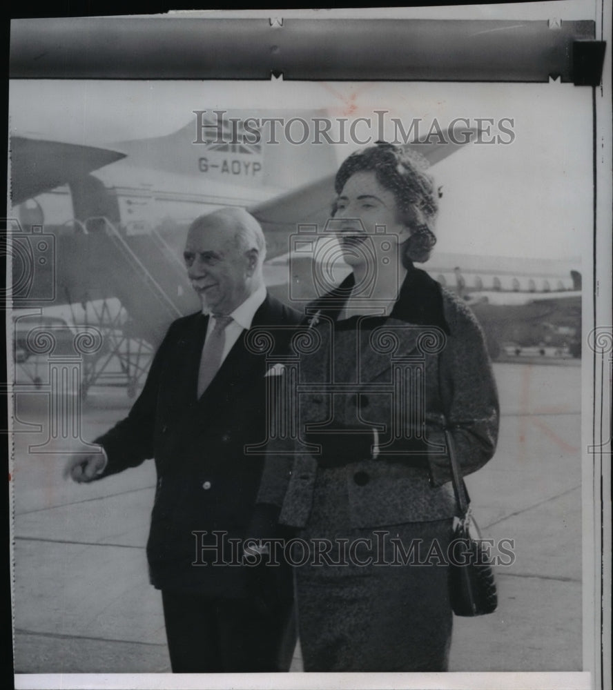 1959 Wire Photo Sir Thomas Beecham walks with young wife, former Shirley Hudson - Historic Images