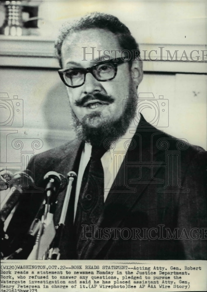 1973 Wire Photo Robert Bork, acting Atty Gen reads a statement to newsmen - Historic Images