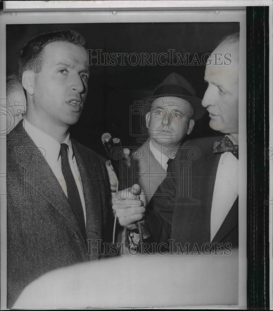 1959 Wire Photo Hank Bloomgarden, TV quiz show winner, talks to newsmen - Historic Images