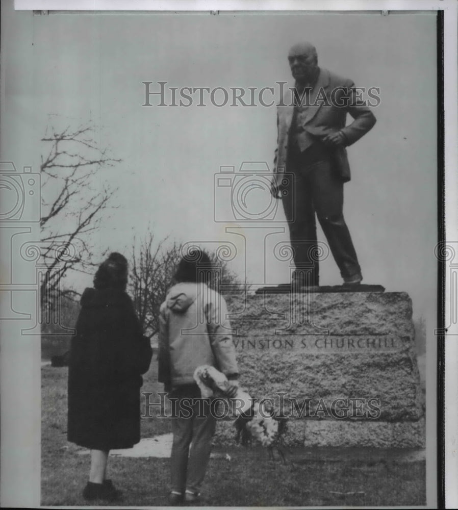 1965 Wire Photo Woodford residents visit Sir Churchill&#39;s Statue in England - Historic Images