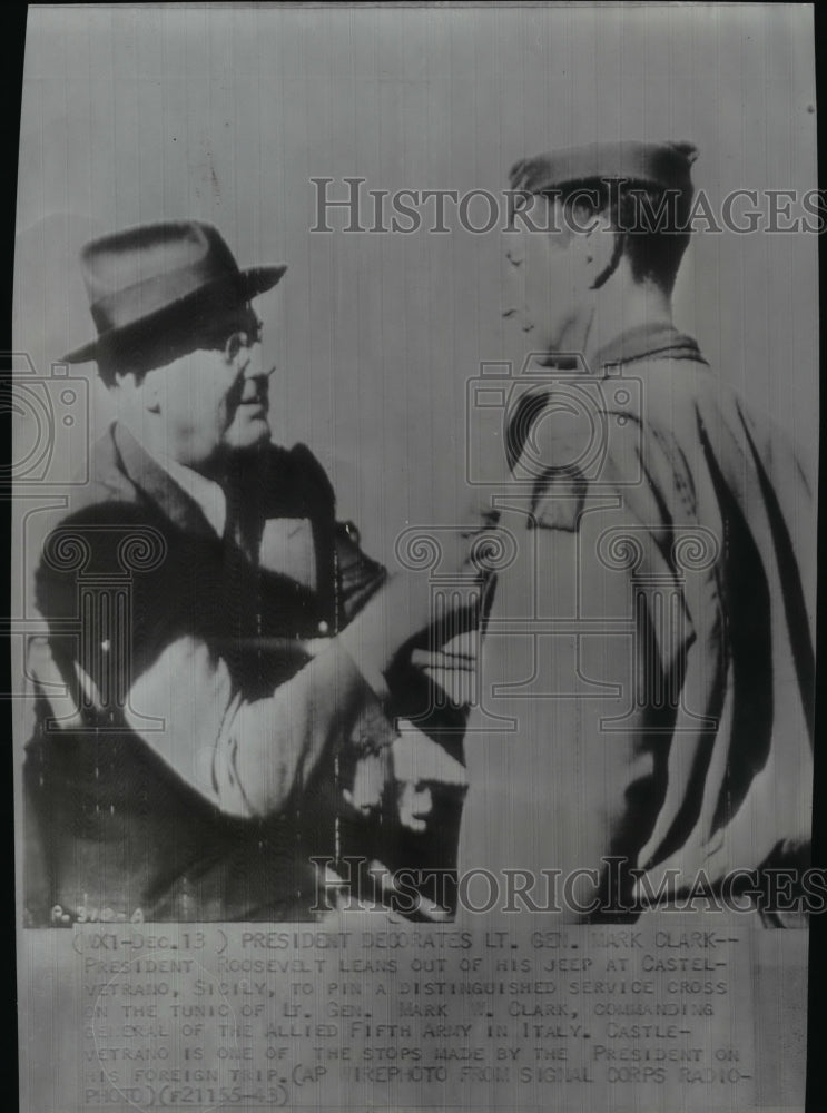 1943 Wire Photo Pres. Roosevelt decorates Lt. Gen. Mark Clark with cross pin - Historic Images