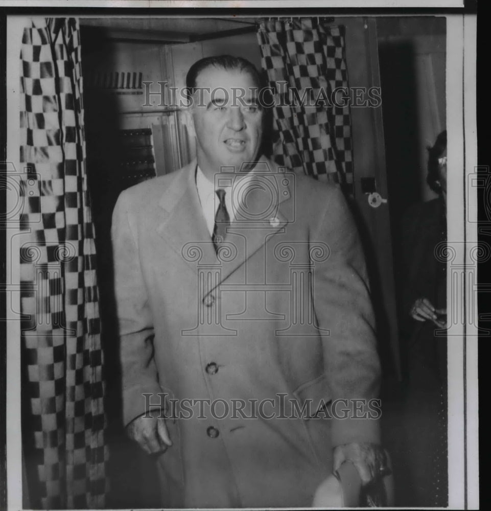 1955 Wire Photo A.B. (Happy) Chandler leaves the polling booth in Kentucky - Historic Images