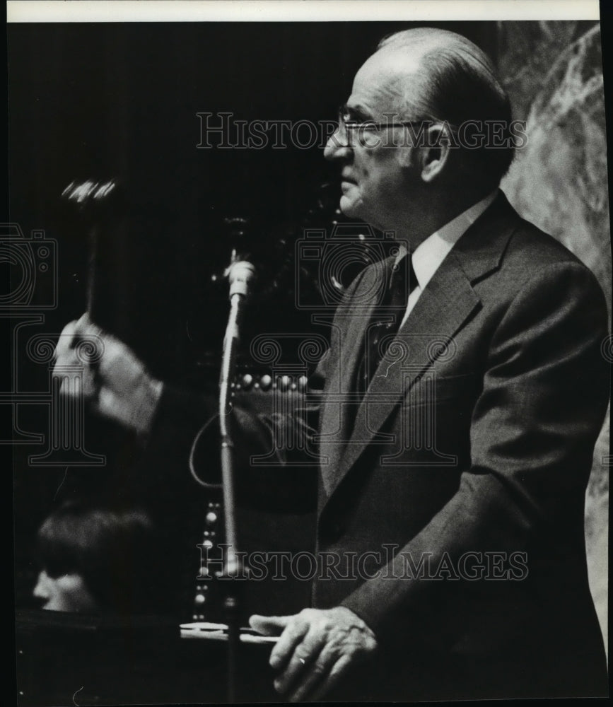 1979 Wire Photo Cherberg taps his gavel  - Historic Images