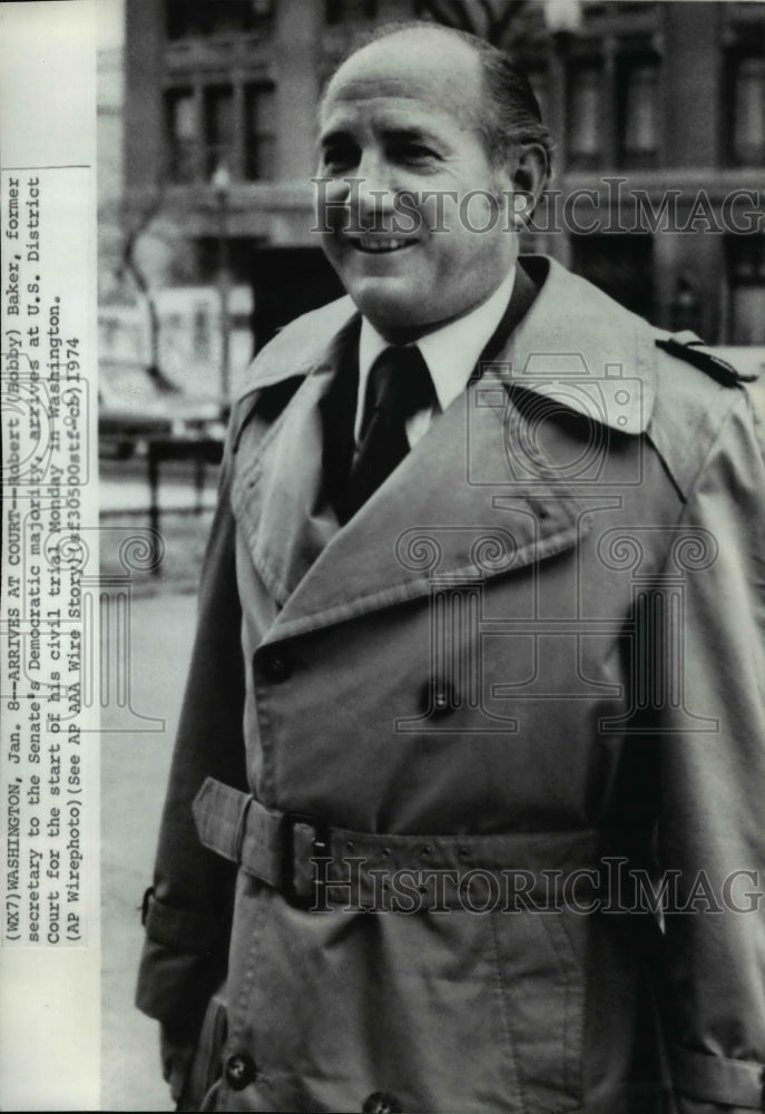 1974 Wire Photo Robert Baker arrives at the U.S. Democratic Court for his trial - Historic Images