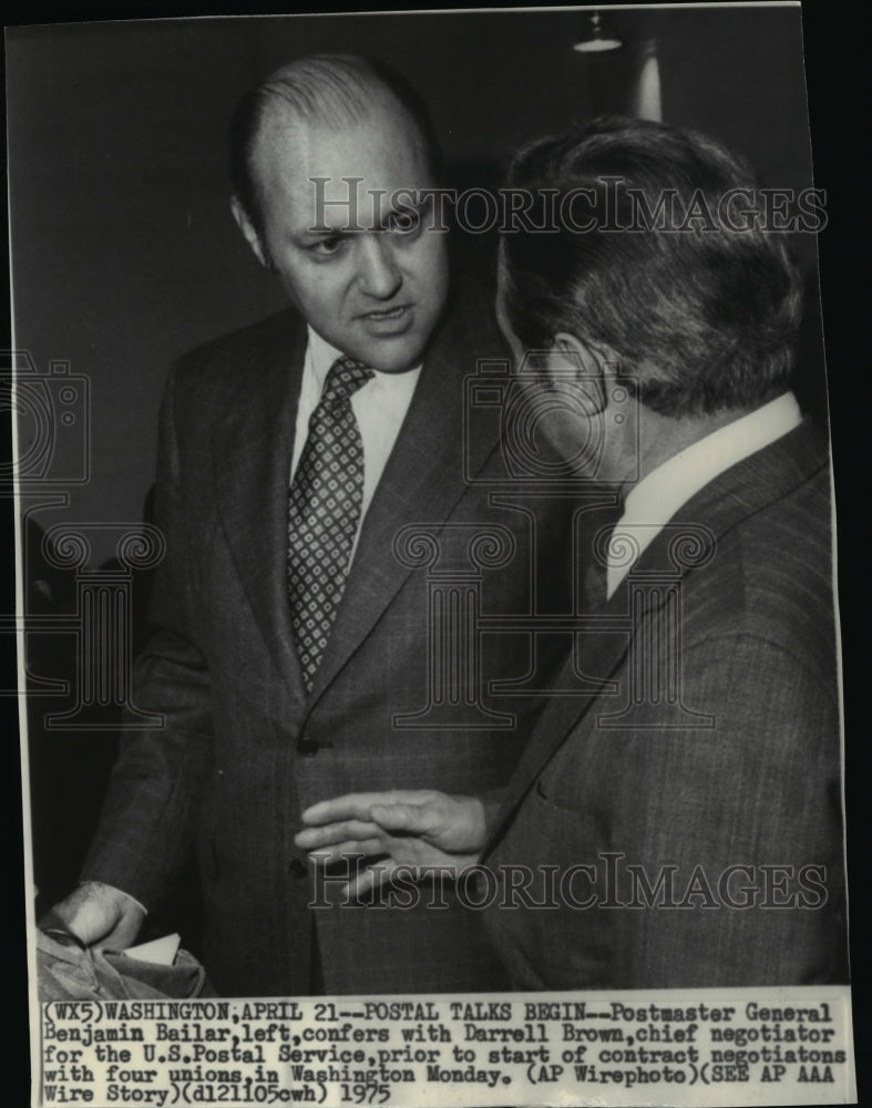 1975 Wire Photo Postmaster General Benjamin Bailar confers with Darrell Brown - Historic Images