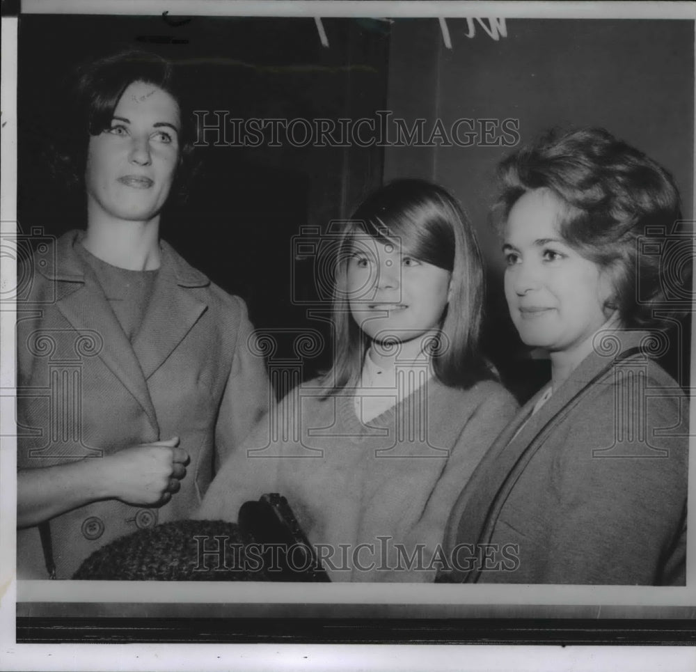 1964 Wire Photo Gamble Benedict pose with Helma and Georgette after the trial - Historic Images