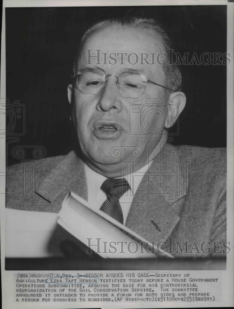 1953 Wire Photo Sec. Ezra Benzon argues before a House Government Subcommittee - Historic Images